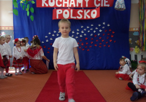 chłopiec w stroju galowym