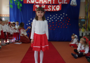 dziewczynka w stroju galowym