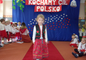 dziewczynka w stroju galowym