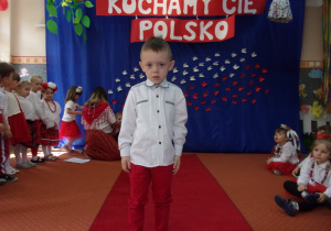 chłopiec w stroju galowym