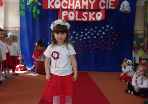 dziewczynka w stroju galowym