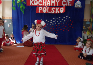 dziewczynka w stroju galowym