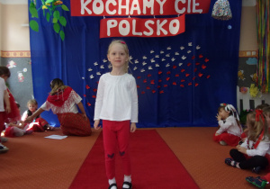 dziewczynka w stroju galowym