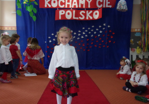 dziewczynka w stroju galowym