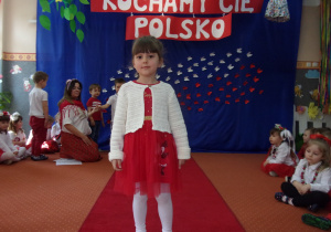 dziewczynka w stroju galowym