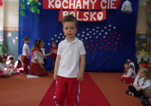 chłopiec w stroju galowym