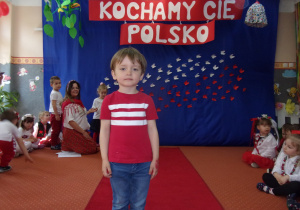 chłopiec w stroju galowym
