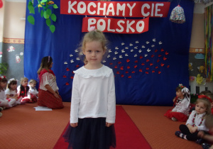 dziewczynka w stroju galowym