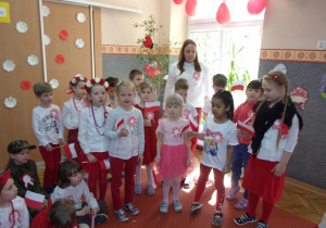 Juniorzy podczas prezentacji wierszy i piosenek