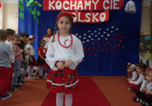 dziewczynka w stroju galowym