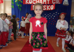 dziewczynka w stroju galowym