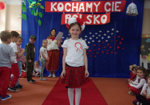 dziewczynka w stroju galowym