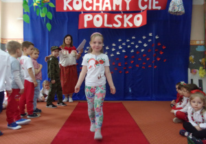 dziewczynka w stroju galowym