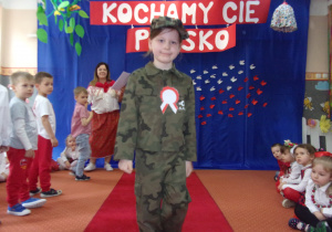 dziewczynka w stroju galowym
