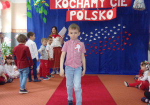 chłopiec w stroju galowym