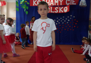 chłopiec w stroju galowym