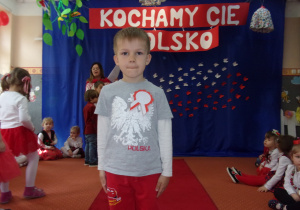 chłopiec w stroju galowym
