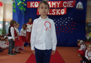 chłopiec w stroju galowym
