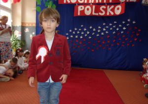 chłopiec w stroju galowym
