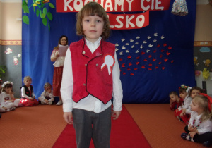 chłopiec w stroju galowym