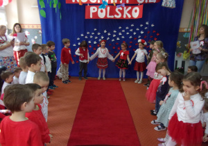 Żaczki podczas tańca na tle dekoracji "Kocham Cię Polsko"