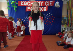 dziewczynka w galowym stroju