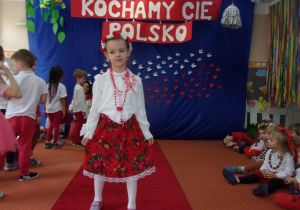 dziewczynka w galowym stroju