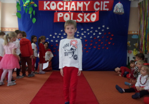 chłopiec w galowym stroju