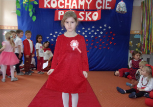 dziewczynka w galowym stroju