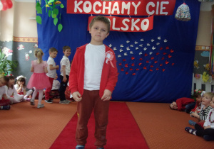 chłopiec w galowym stroju