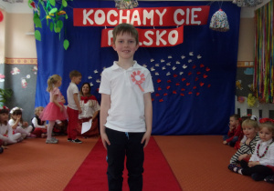 chłopiec w galowym stroju