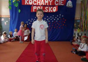 chłopiec w galowym stroju