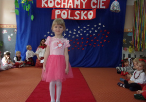 dziewczynka w galowym stroju