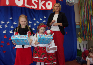 dziewczynki otrzymują nagrody książkowe