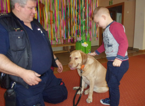 Strażnicy z sekcji Animal Patrol wraz z psem Koką w naszym przedszkolu