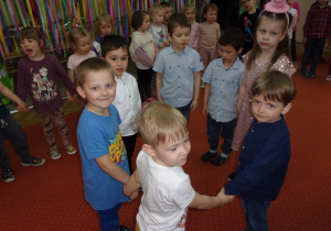 urodzinkowa zabawa przy muzyce na sali gimnstycznej
