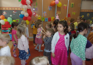urodzinkowa zabawa przy muzyce na sali gimnstycznej