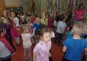 urodzinkowa zabawa przy muzyce na sali gimnstycznej