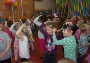 urodzinkowa zabawa przy muzyce na sali gimnstycznej