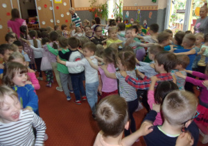 urodzinkowa zabawa przy muzyce na sali gimnstycznej