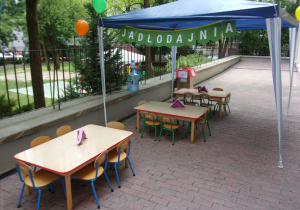 stoliczki w ogrodzie