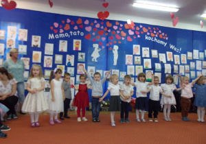 Tuptusie ustawione w rzędzie podczas występu dla Mamy i Taty