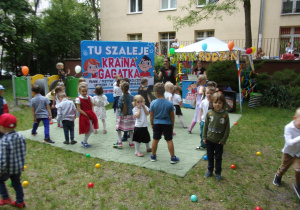 zabawy w ogrodzie przedszkolnym prowadzone przez Krainę Gagatka