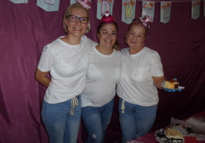 Cukierenka - trzy ciocie w białych bluzeczkach w kapelusikach na głowie