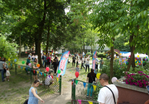 zabawy w ogrodzie przedszkolnym prowadzone przez Krainę Gagatka