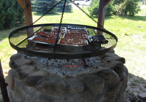 grill z kiłbaskami
