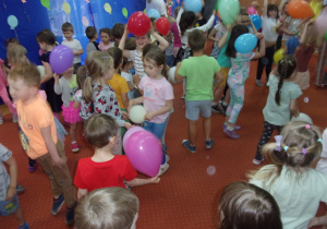 zabawy taneczne na sli gimnastycznej