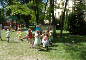 zabawa z bańkami mydlanymi w ogrodzie przedszkolnym
