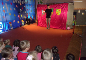 aktor teatru "WidziMiSię" na tle dekoracji przedstawienia