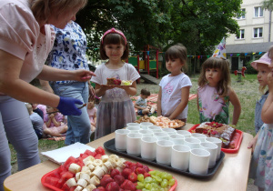 urodzinowy poczęstunek w ogrodzie przedszkolnym